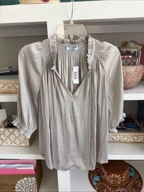 NWT nati brand Silky Quarter Sleeve Top! Gray.  Size Small.